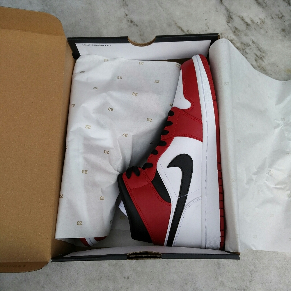 Air Jordan 1 Mid Chicago Sneakers - Picture 8 of 9